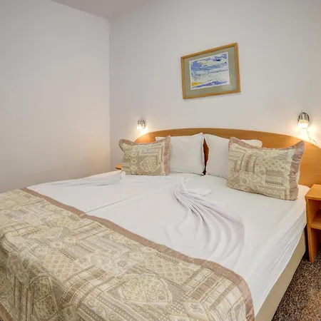 Kini Park & Free Parking Хотел