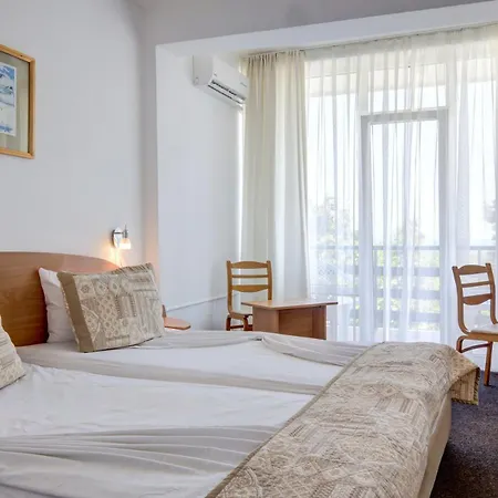 Kini Park & Free Parking Hotell 3*