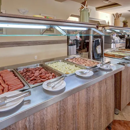 Хотел Kini Park & Free Parking