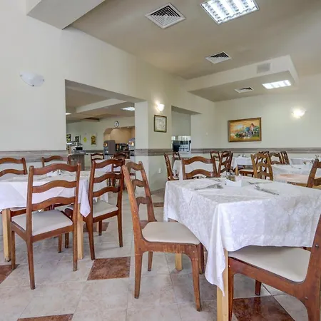 Kini Park & Free Parking Хотел 3*