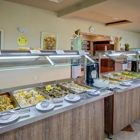 Kini Park & Free Parking Хотел