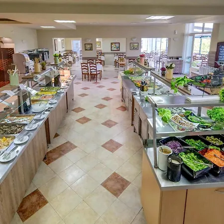 Kini Park & Free Parking Хотел