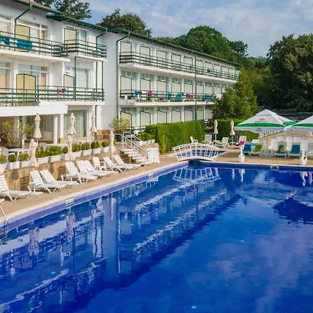 Хотел Kini Park & Free Parking 3*