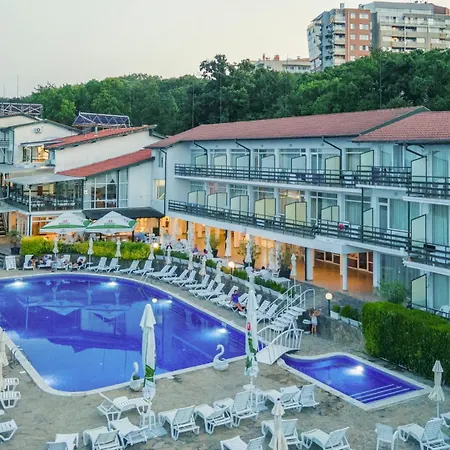 Хотел Kini Park & Free Parking