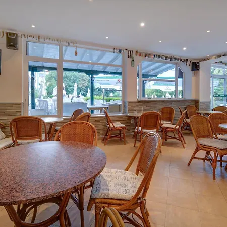 Kini Park & Free Parking Хотел