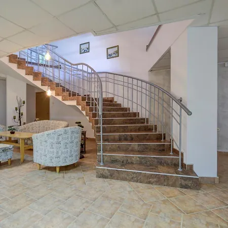 Kini Park & Free Parking Хотел