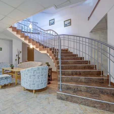 Хотел Kini Park & Free Parking 3*