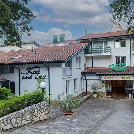 Хотел Kini Park & Free Parking