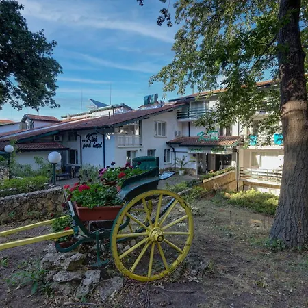 Kini Park & Free Parking Хотел 3*